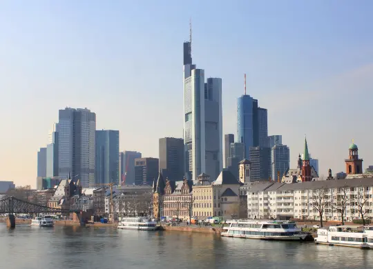 Skyline mit Mainschiffen in Frankfurt Auf Klassenfahrt mit HEROLÉ: Skyline mit Mainschiffen in Frankfurt.
