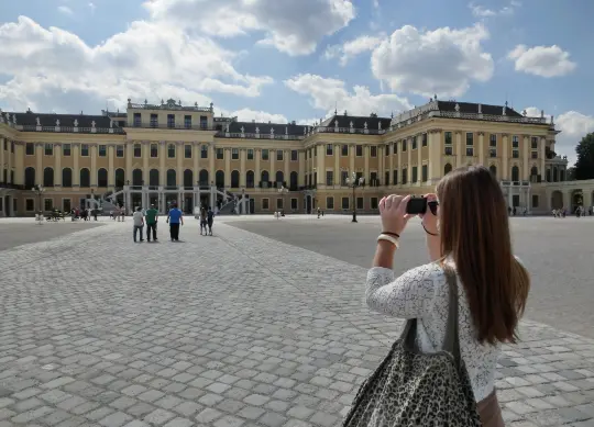 Blick vom Hof auf das Schloss Schönbrunn in Wien Auf Klassenfahrt mit HEROLÉ: Nutzen Sie die Möglichkeit das wunderschöne Schloss Schönbrunnen in Wien zu besuchen