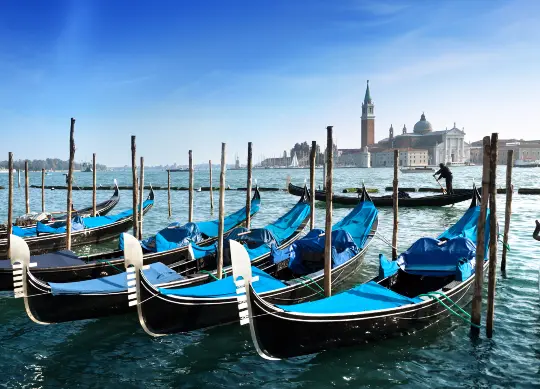 Auf Klassenfahrt mit HEROL&Eacute;: Gondeln in Venedig in Venetien.