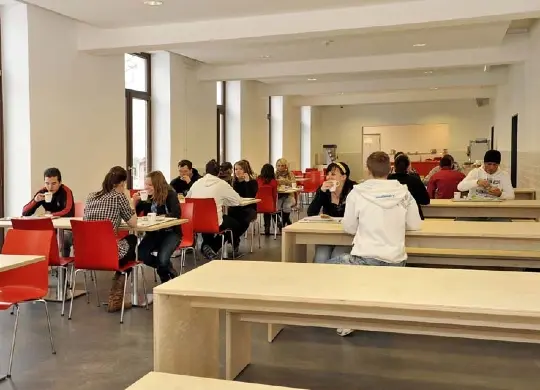 Auf Klassenfahrt mit HEROLÉ: Speiseraum Havenhostel in Bremerhaven.