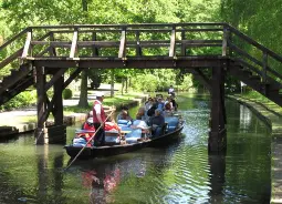 Auf Klassenfahrt mit HEROLÉ: Kahnfahrt im Spreewald.
