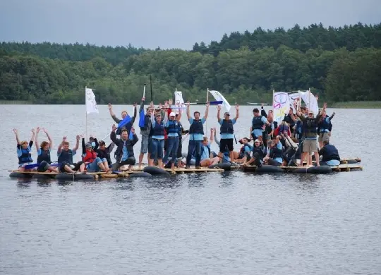 Jugendliche beim Floß fahren auf dem Ruppiner See Auf Klassenfahrt mit HEROLÉ: Nutzen Sie die Chance auf eine Floßfahrt auf dem Ruppiner See zu erleben
