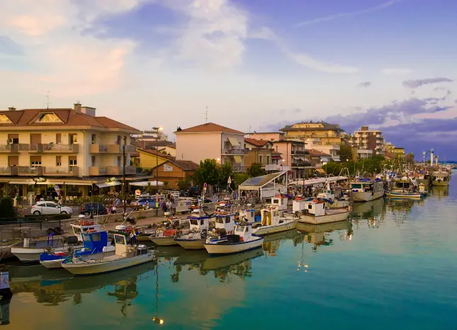 Auf Klassenfahrt mit HEROLÉ: Hafen in Rimini an der Adria.