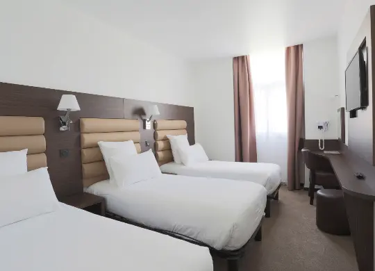 Auf Klassenfahrt mit HEROLÉ: 3-Bett-Zimmer im Hotel Monsigny in Nizza an der Côte d'Azur