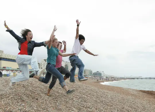Auf Klassenfahrt mit HEROL&Eacute;: Junge Leute am Strand in Brighton.