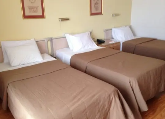 Klassenfahrt - Griechenland - 3 Einzelbetten in einem Mehrbettzimmer im Hotel Candia in Athen