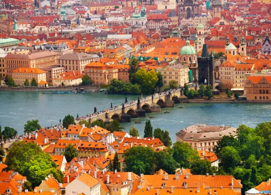 Auf Klassenfahrt mit HEROL&Eacute;: Blick auf die D&auml;cher von und die Karlsbr&uuml;cke in Prag