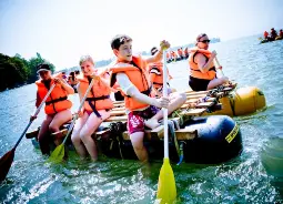 Auf Klassenfahrt mit HEROLÉ: Floßfahren am Bodensee.