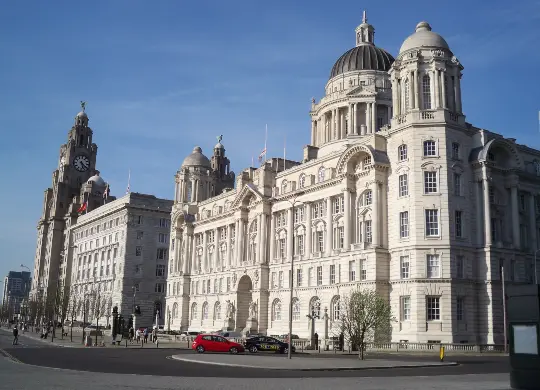 Auf Klassenfahrt mit HEROL&Eacute;: Die drei Grazien von Liverpool.