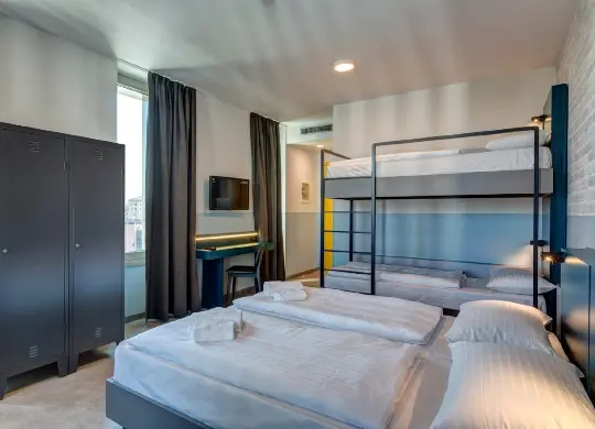 4-Bett-Zimmer mit Doppelstockbett im Meininger Lambrate in Mailand Auf Klassenfahrt mit HEROLÉ: 4-Bett-Zimmer mit Doppelstockbett im Meininger Lambrate in Mailand