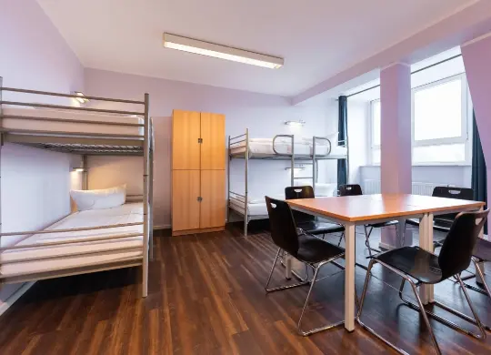 Auf Klassenfahrt mit HEROLÉ: 4-Bett-Zimmer im Industriepalast Hostel in Berlin