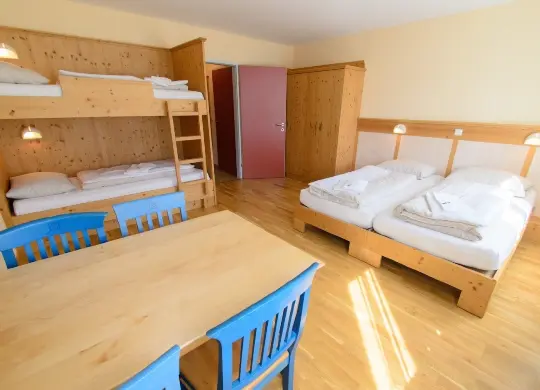 Auf Klassenfahrt mit HEROLÉ: 4-Bett-Zimmer im JUFA Hotel Lungau im Salzburger Land