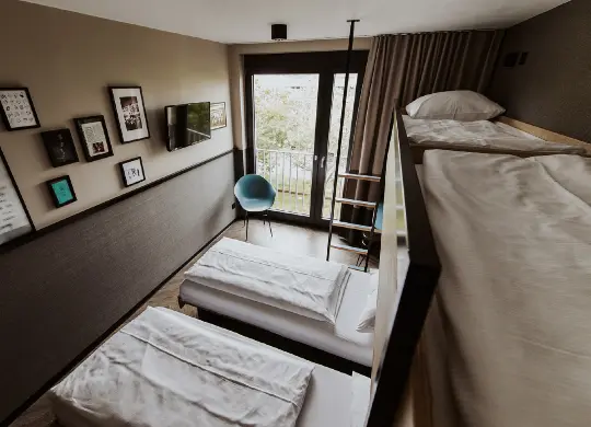 Auf Klassenfahrt mit HEROLÉ: 4-Bett-Zimmer im Schulz Hotel Berlin Wall in Berlin