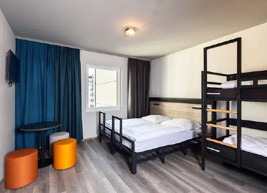 Auf Klassenfahrt mit HEROLÉ: 4-Bettzimmer im a&o Ostend in Frankfurt