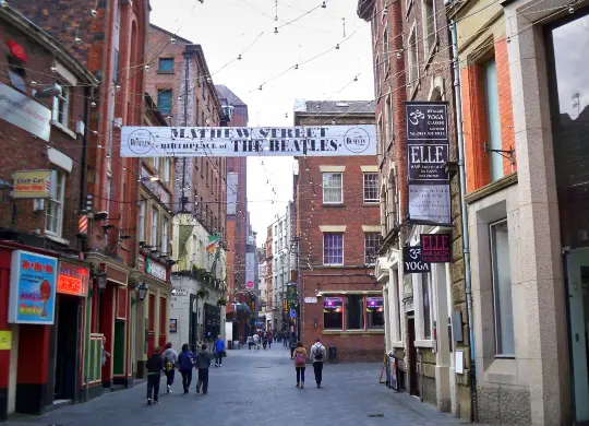 Auf Klassenfahrt mit HEROL&Eacute;: Die Mathew Street in Liverpool ist bekannt als die Wiege der Beatles und beheimatet u.a. den Cavern Club und die Liverpool Hall of Fame.