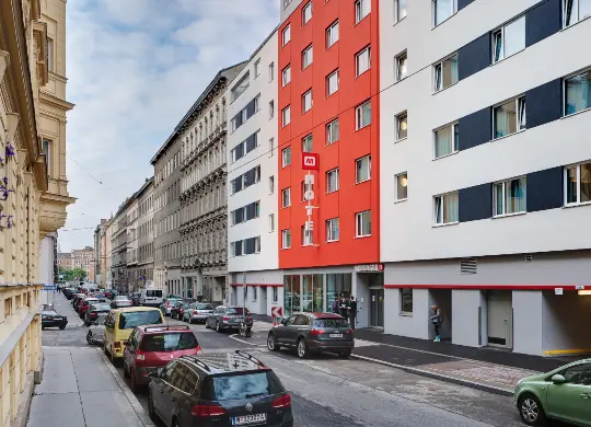 Auf Klassenfahrt mit HEROLÉ: Hotel Meininger Franz Außenansicht in Wien.