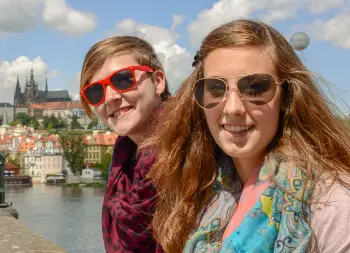 Schülerinnen auf der Karlsbrücke in Prag Auf Klassenfahrt mit HEROLÉ: besuchen Sie auf Ihrer Reise auch die Karlsbrücke in Prag