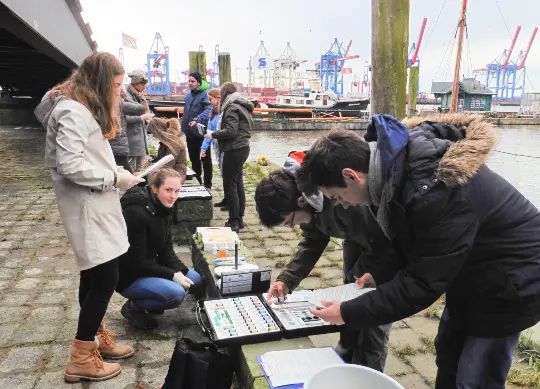 Auf Klassenfahrt mit HEROL&Eacute;: Jugendliche beim 4h Projektag an der Elbe Hamburg