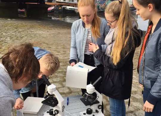 Auf Klassenfahrt mit HEROLÉ: Jugendliche beim 4h Projektag an der Elbe Hamburg