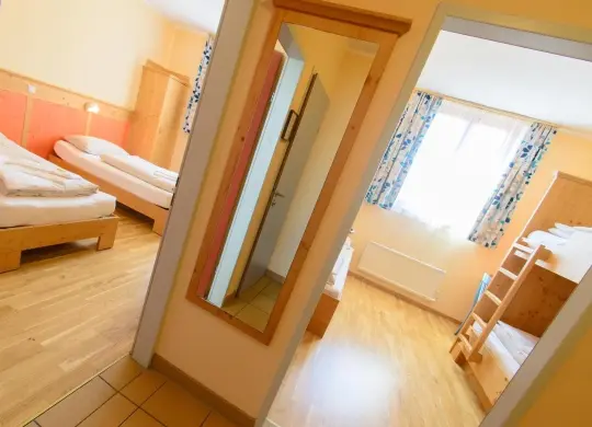 Auf Klassenfahrt mit HEROLÉ: 5-Bett-Zimmer im JUFA Hotel Lungau im Salzburger Land