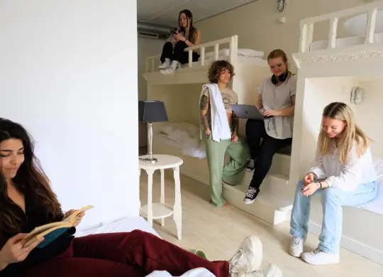 5-Bett-Zimmer im Will & Tate Hostel Den Haag Auf Klassenfahrt mit HEROLÉ: 5-Bett-Zimmer im Will & Tate Hostel Den Haag
