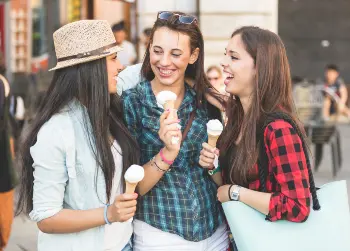 Mädchen am Gardasee Auf Klassenfahrt mit HEROLÉ: Mädchen beim Eis essen am Gardasee