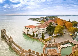 Auf Klassenfahrt mit HEROLÉ: Sirmione Altstadt am Gardasee.