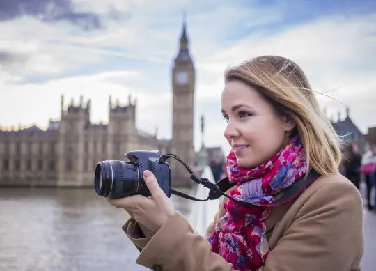 Frau mit Kamera in London Auf Klassenfahrt mit HEROLÉ: Frau mit Kamera in London.