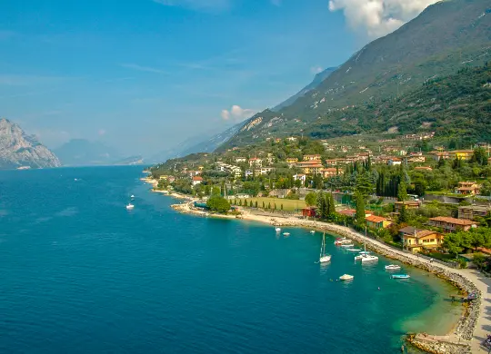 Blick auf die Uferpromenade am Gardasee Auf Klassenfahrt mit HEROLÉ: Blick auf die Uferpromenade am Gardasee.