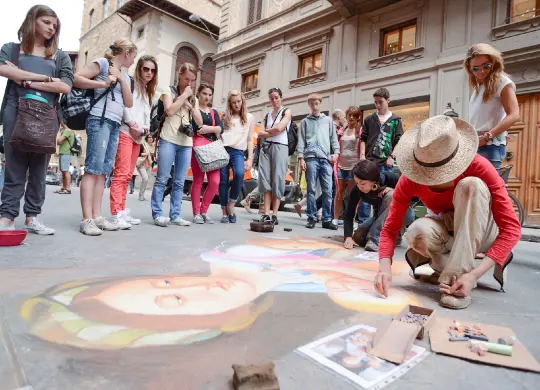 Auf Klassenfahrt mit HEROLÉ: Schülergruppe mit Straßenkünstlern in Florenz.