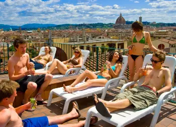 Dachterrasse PLUS Hostel Florence in Florenz Auf Klassenfahrt mit HEROLÉ: Dachterrasse PLUS Hostel Florence in Florenz.