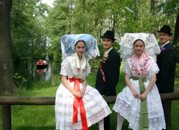 Auf Klassenfahrt mit HEROLÉ: Festtagstracht im Spreewald.
