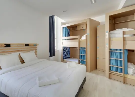 Auf Klassenfahrt mit HEROLÉ: 6-Bett-Familienzimmer mit Bad im The People Hostel in Marseille / Provence