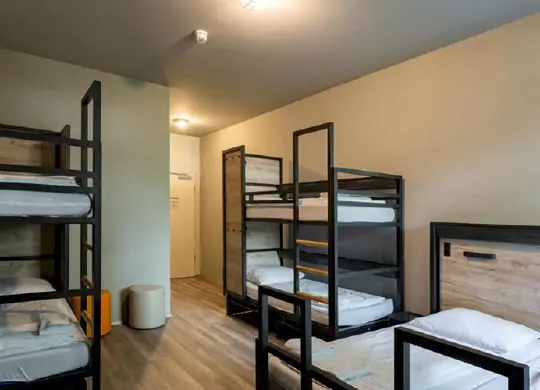 6-Bett-Zimmer im a&o Hostel Rotterdam City Auf Klassenfahrt mit HEROLÉ: 6-Bett-Zimmer im a&o Hostel Rotterdam City