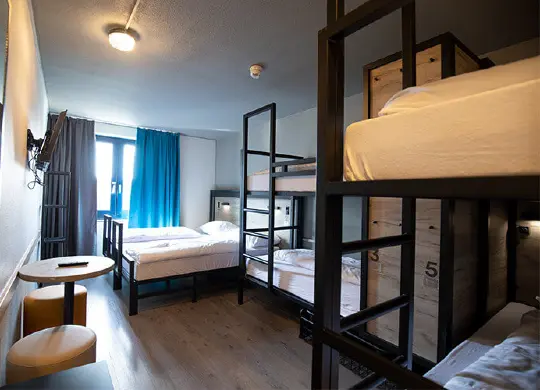 6-Bett-Zimmer im a&o Hostel Rotterdam City Auf Klassenfahrt mit HEROLÉ: 6-Bett-Zimmer im a&o Hostel Rotterdam City