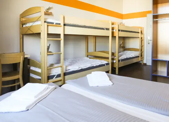 Auf Klassenfahrt mit HEROLÉ: 6-Bett-Zimmer im acama Hostel in Berlin-Kreuzberg