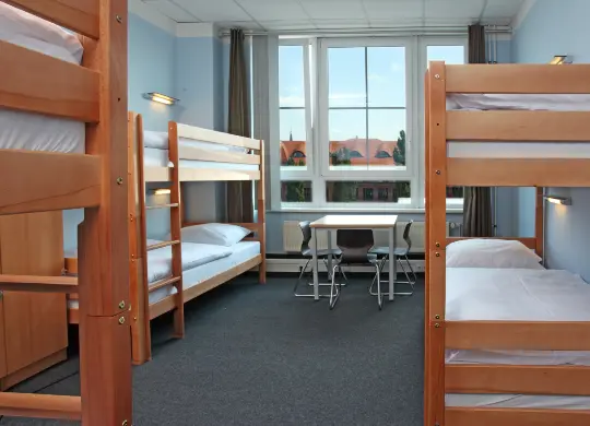 Auf Klassenfahrt mit HEROLÉ: 6-Bett-Zimmer im Industriepalast Hostel in Berlin
