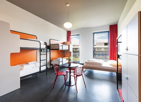 Auf Klassenfahrt mit HEROLÉ: 6-Bett-Zimmer im MEININGER Hotel Genève Centre Charmilles in Genf