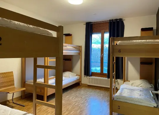 Auf Klassenfahrt mit HEROLÉ: 6-Bett-Zimmer in der Auberge de Jeunesse Geneve