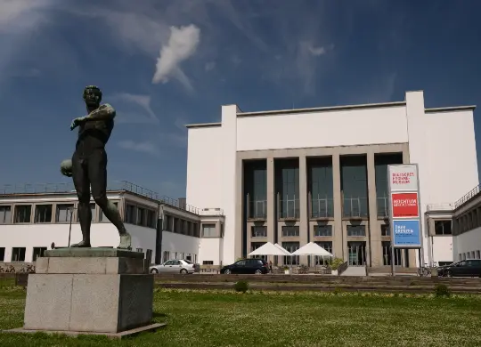 Deutsches Hygiene-Museum in Dresden Auf Klassenfahrt mit HEROLÉ: Deutsches Hygiene-Museum mit Denkmal in Dresden
