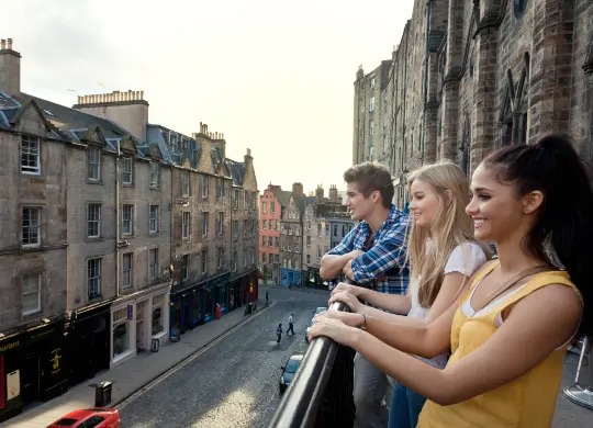 Victoria Street in Edinburgh Auf Klassenfahrt mit HEROLÉ: Victoria Street in Edinburgh.