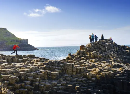 Auf Klassenfahrt mit HEROL&Eacute;: Unternehmen Sie einen Tagesausflug zum Giant&acute;s Causeway ab Belfast.