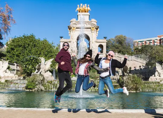 Jugendliche vor einem Brunnen in Barcelona Auf Klassenfahrt mit HEROLÉ: Brunnen in Barcelona.