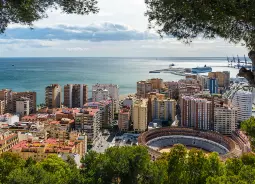 Auf Klassenfahrt mit HEROLÉ: Genießen den Blick auf die Stadt und die Stierkampfarena in Málaga