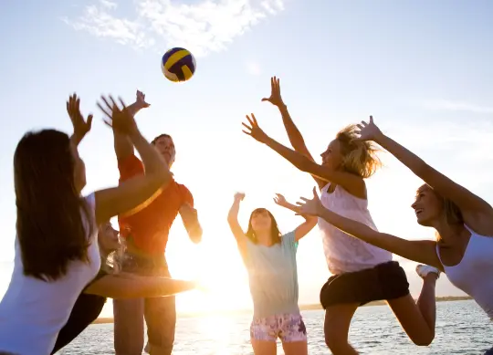 Auf Klassenfahrt mit HEROL&Eacute;: Beachvolleyball in Katalonien.