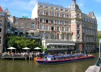 Auf Klassenfahrt mit HEROL&Eacute;: Fahren sie mit einem Grachtenboot durch Amsterdam