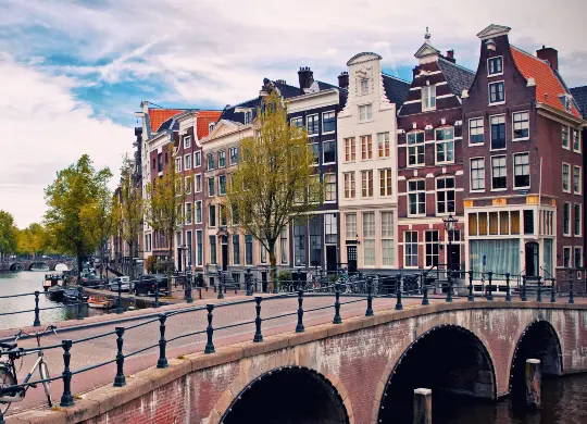 Auf Klassenfahrt mit HEROLÉ: Brücke in Amsterdam.