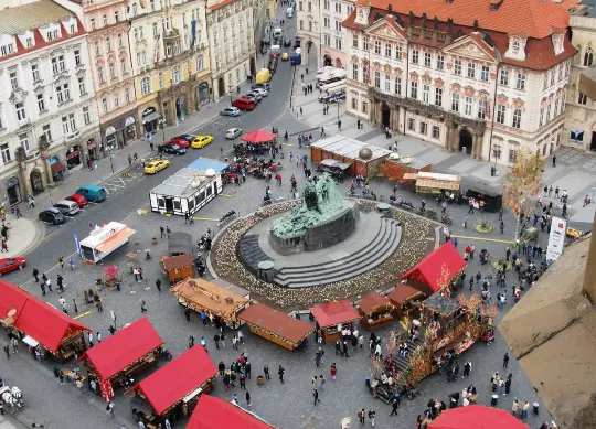 Blick vom Rathausturm zum Altstädter Ring in Prag Auf Klassenfahrt mit HEROLÉ: Der Altstädter Ring vom Rathausturm gesehen in Prag