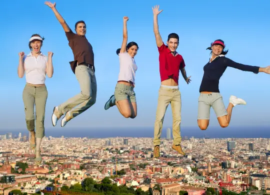Auf Klassenfahrt mit HEROLÉ: Machen Sie mit Ihrer Klasse auch so ein Foto vor der Silhouette in Barcelona