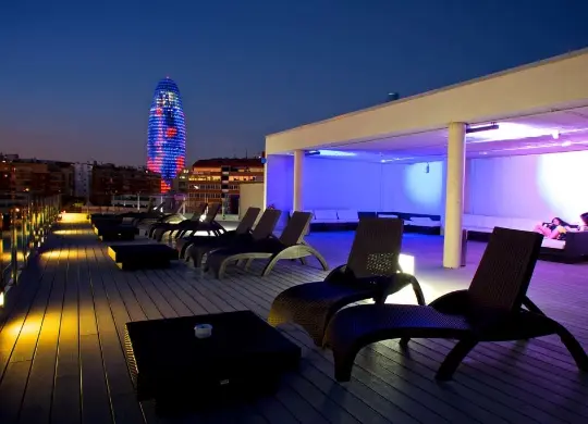 Auf Klassenfahrt mit HEROLÉ: Twenty Tú Dachterrasse in Barcelona.